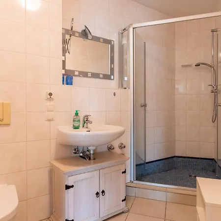 Ferienwohnung-2-kranich-villa-vogelsang-in-binz-3-raum-parkplatz-wlan-wintergarten-terrasse Lejlighed